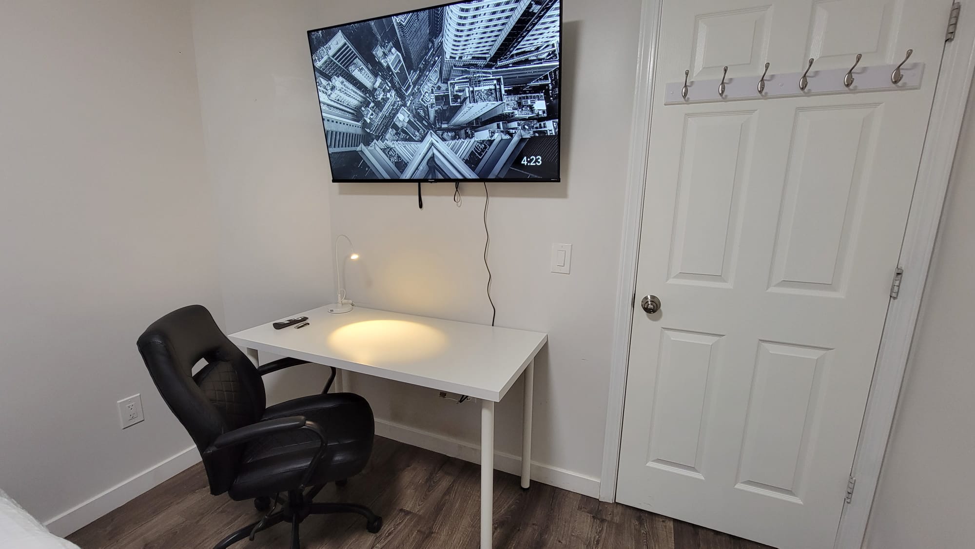 4K smart TV and Dedicated Workspace