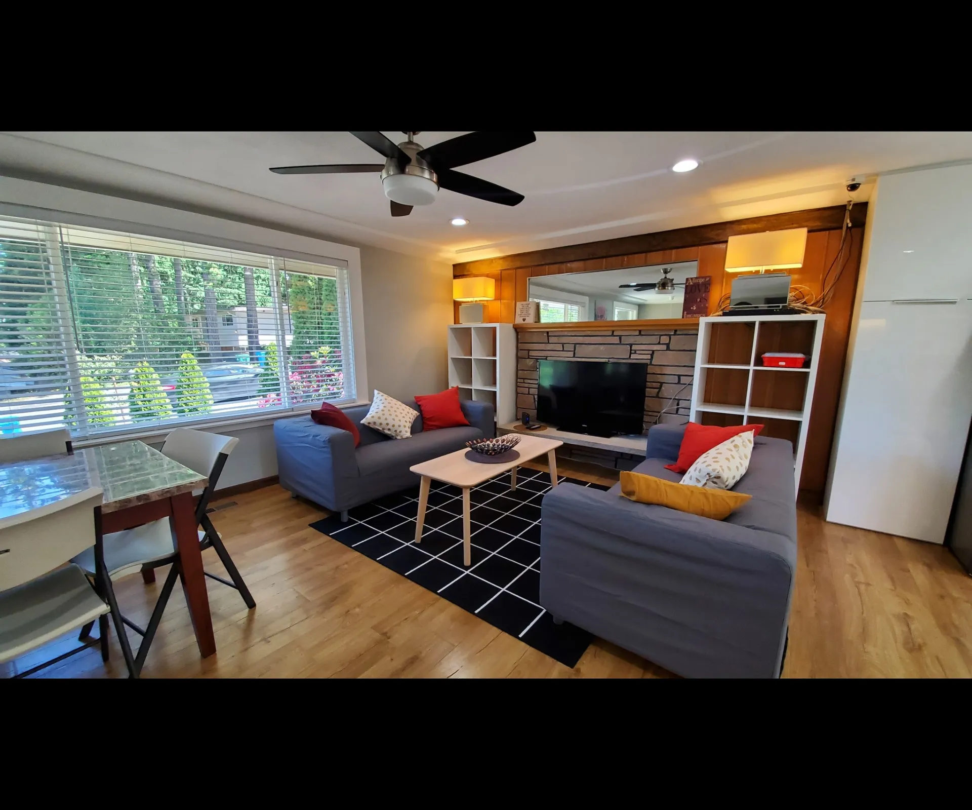Cozy living area (day)