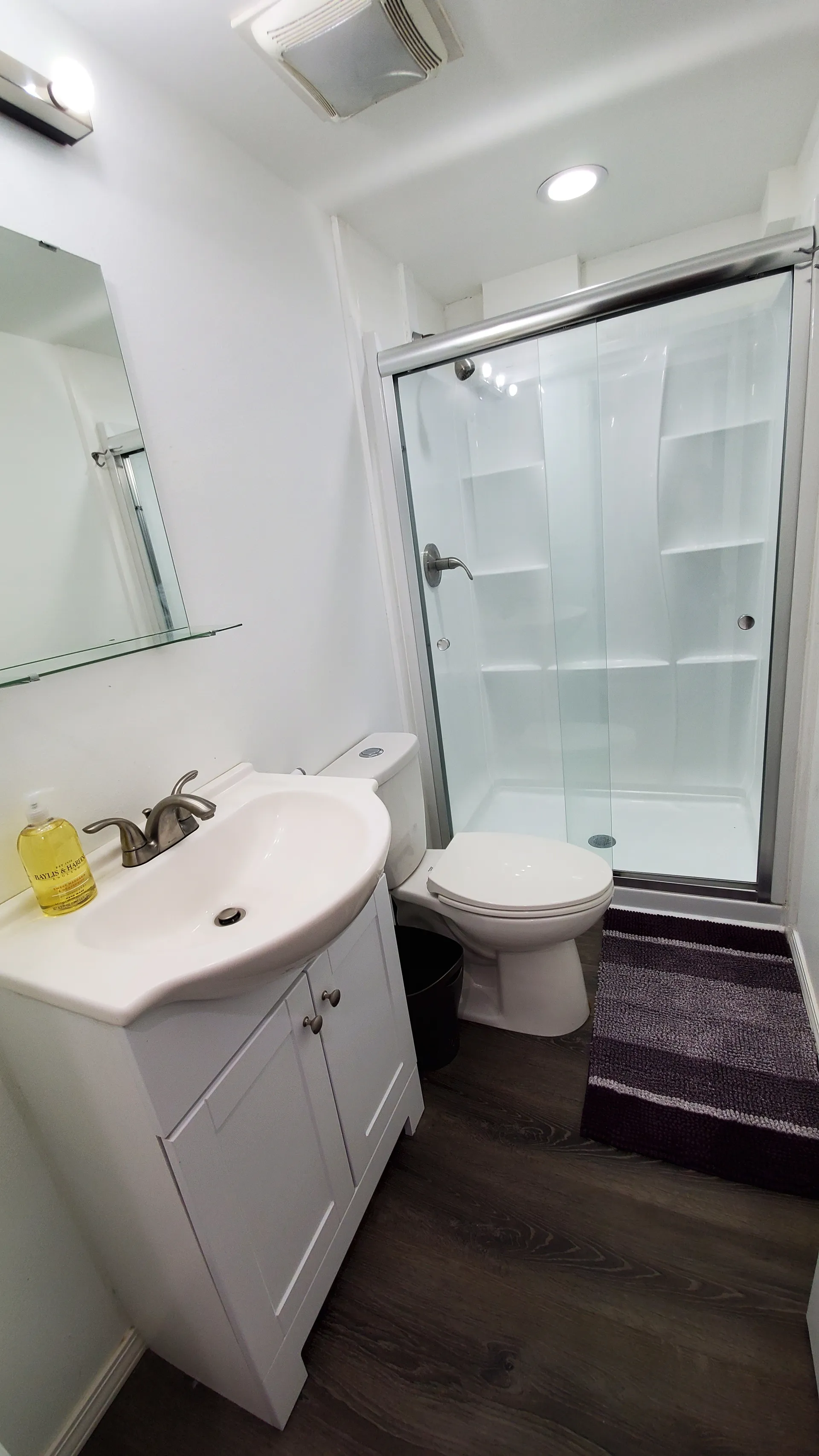Shared bathroom 3 on lower floor