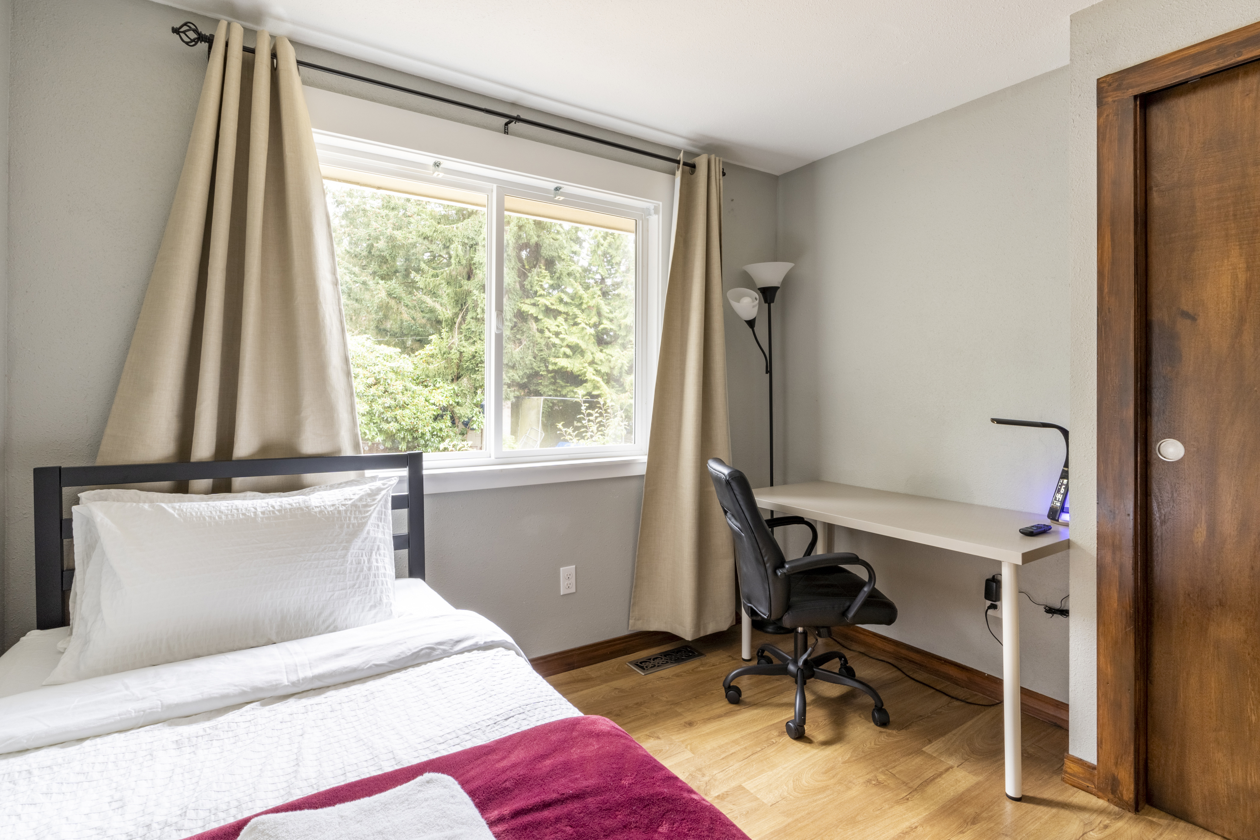 Working desk with ergonomic foam padded chair